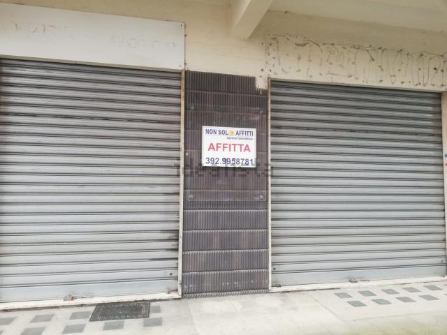 Locale Commerciale in affitto a Calabria, Cosenza