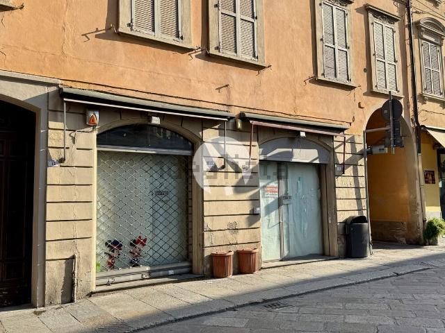 Locale Commerciale in affitto a Santo Stefano città, Re