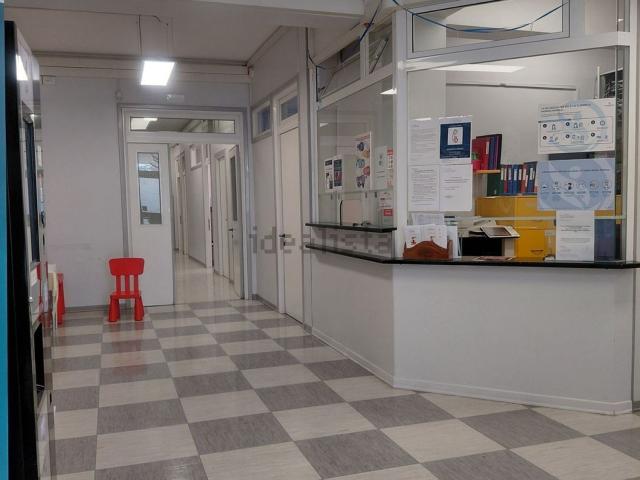 Locale Commerciale in affitto a Marche, Macerata