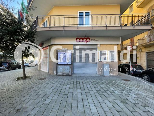 Locale Commerciale in affitto a Salerno, Mercatello