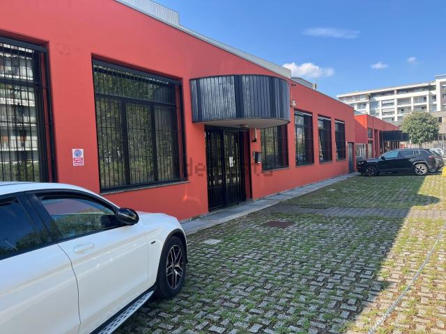 Locale Commerciale in affitto a Baraggia, Brugherio