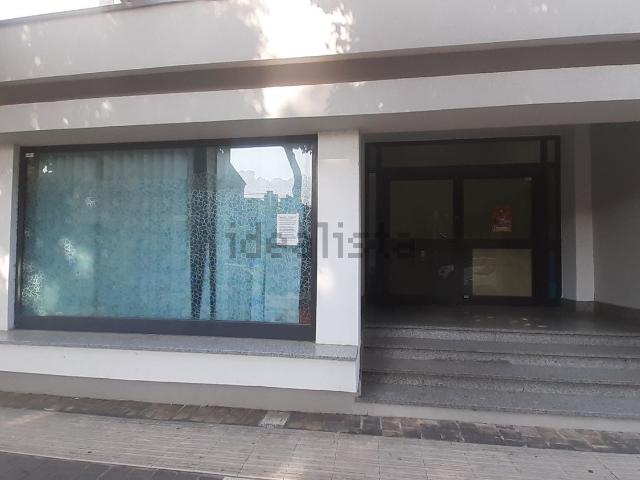 Locale Commerciale in affitto a Marche, Macerata