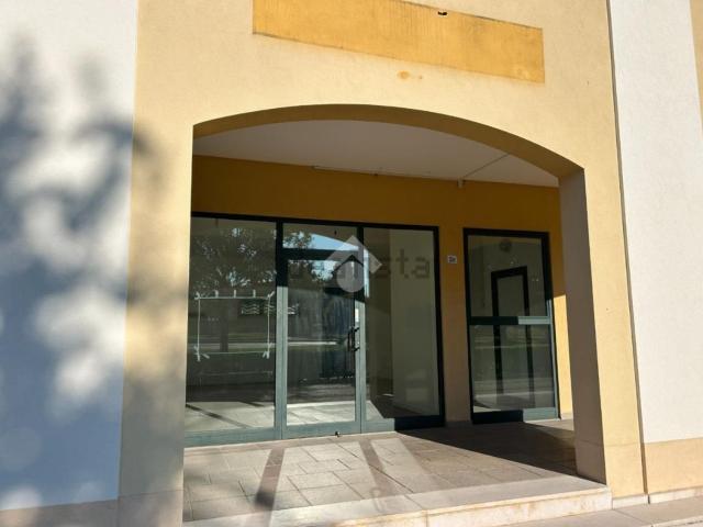Locale Commerciale in affitto a Nervesa Della Battaglia, Veneto