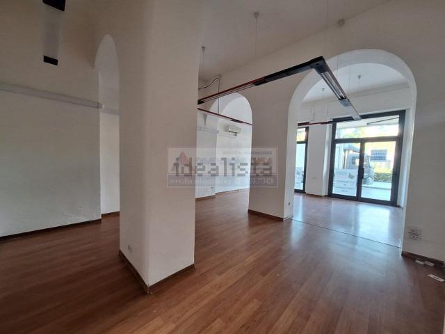 Locale Commerciale in affitto a Marche, Macerata
