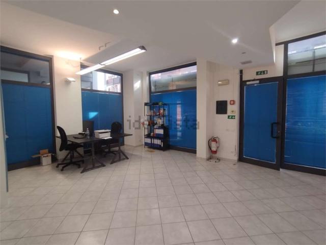 Locale Commerciale in affitto a Olmo, Sarzana