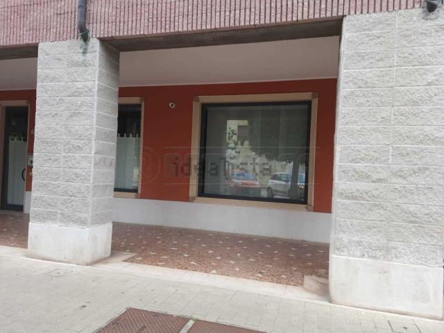 Locale Commerciale in affitto a Alte Ceccato, Montecchio Maggiore