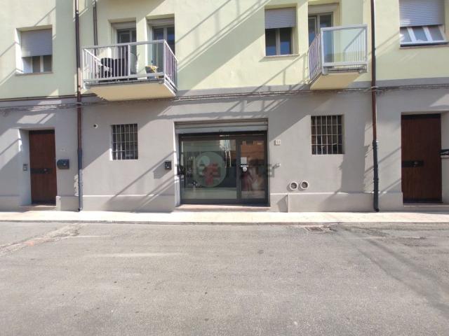 Locale Commerciale in affitto a Unione Comuni Modenesi Area Nord, Mirandola
