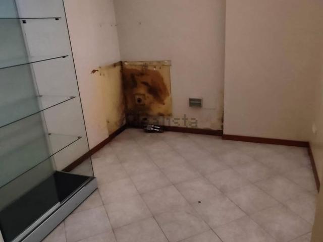 Locale Commerciale in affitto a Oltrera, Pontedera