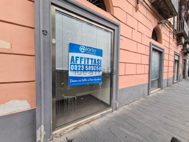 Locale Commerciale in affitto a Sant'Andrea dei Lagni, Santa Maria Capua