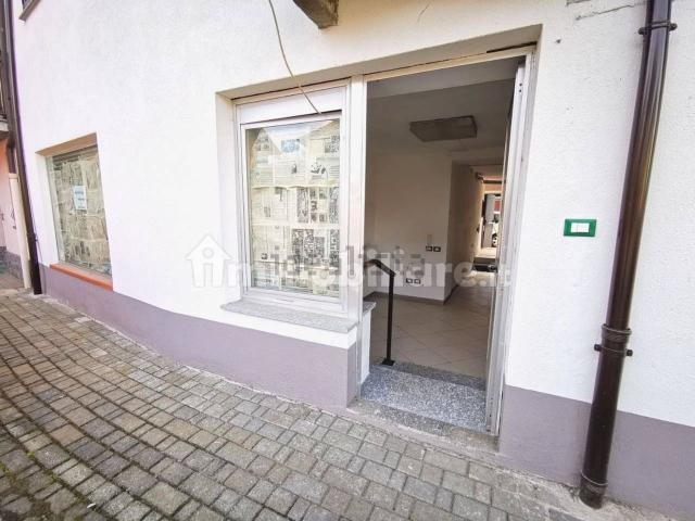 Locale Commerciale in affitto a Piemonte, Biella