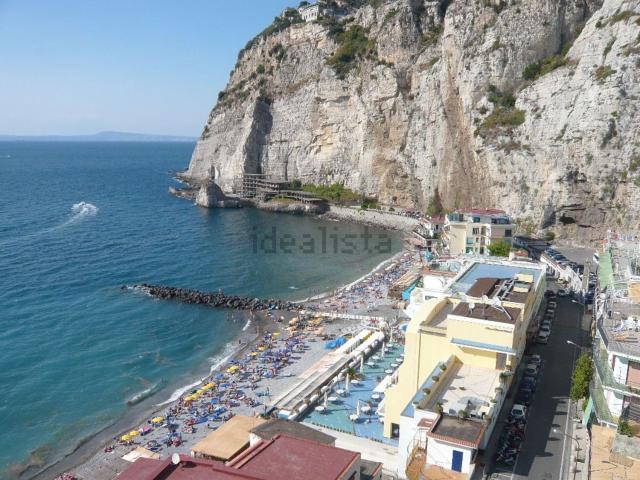 Locale Commerciale in affitto a Meta, Campania