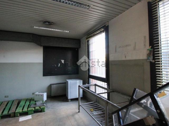Locale Commerciale in affitto a Cavenago Brianza, Lombardia