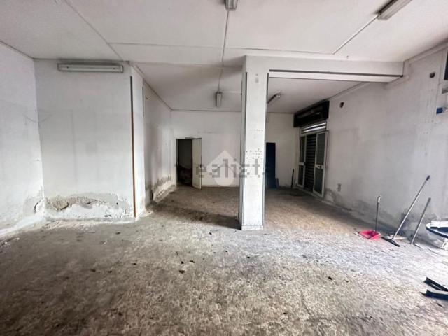 Locale Commerciale in affitto a Municipalità 7, Miano