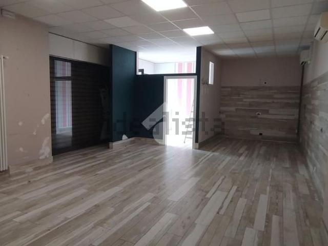 Locale Commerciale in affitto a Volta-Prealpi, Saronno