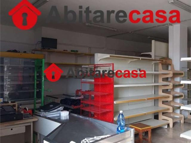 Locale Commerciale in affitto a Frignano, Campania