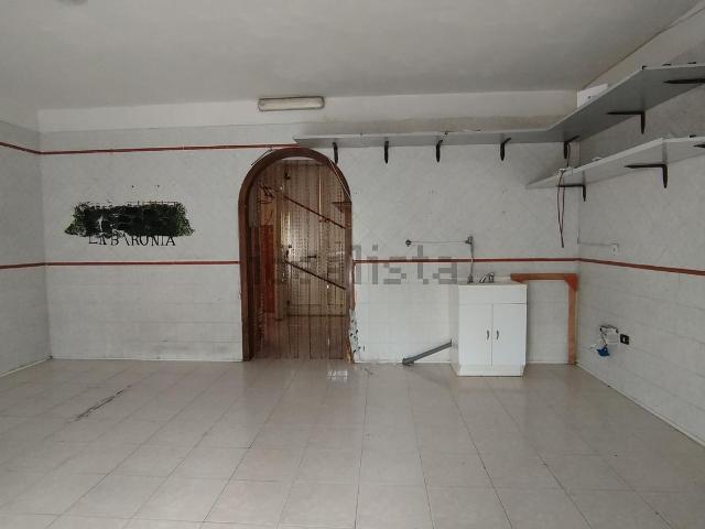 Locale Commerciale in affitto a Capua, Campania