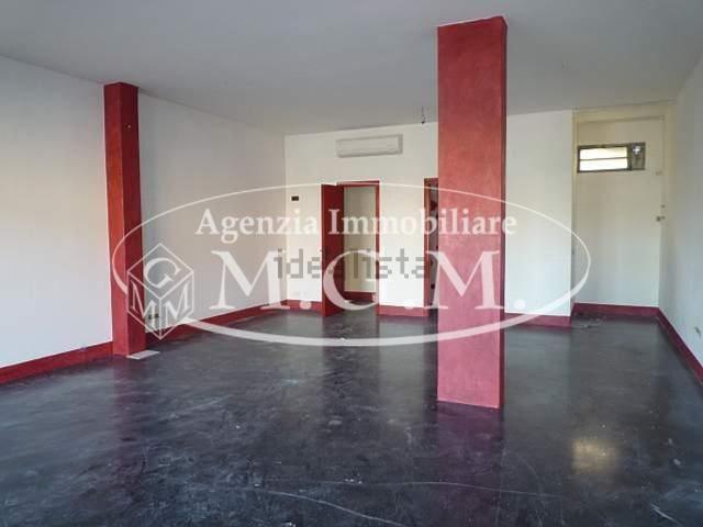 Locale Commerciale in affitto a Ponticelli, Santa Maria A Monte