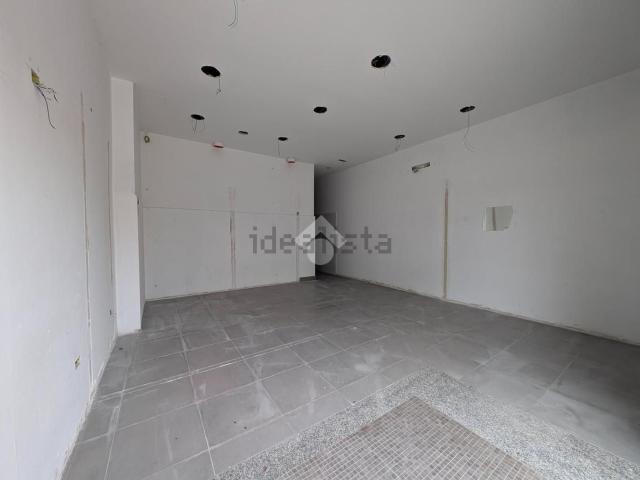 Locale Commerciale in affitto a Caserta, Campania