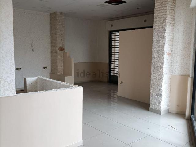 Locale Commerciale in affitto a Telese Terme, Campania