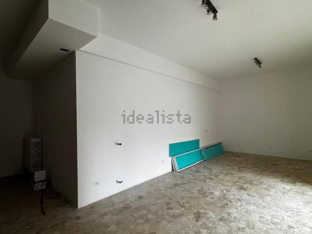 Locale Commerciale in affitto a Mestre-Carpenedo, Venezia