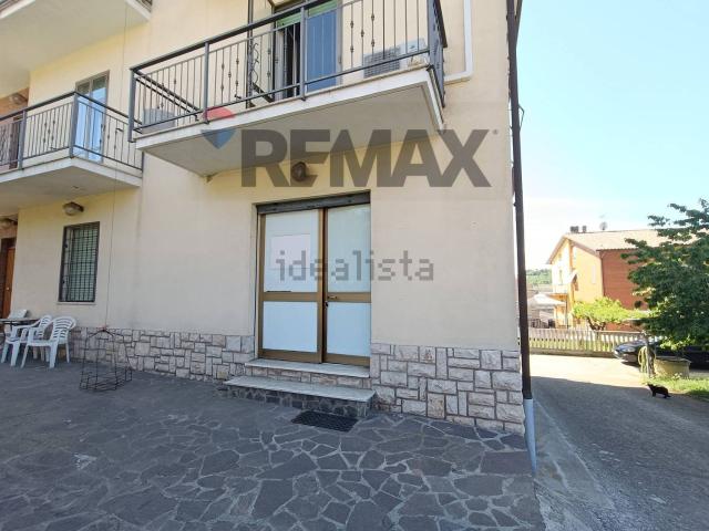 Locale Commerciale in affitto a Chiugiana, Corciano