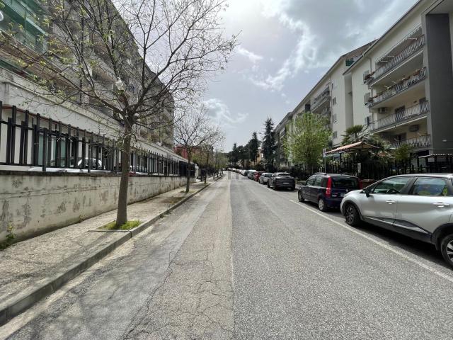 Locale Commerciale in affitto a Pollena Trocchia, Campania