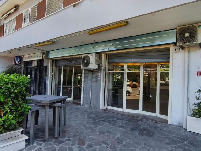 Locale Commerciale in affitto a Mostacciano, Roma Capitale