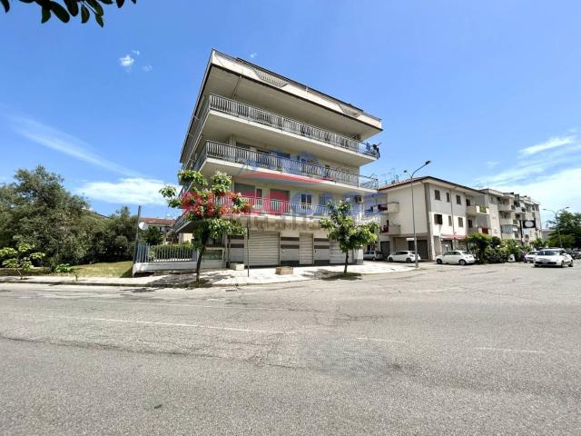 Locale Commerciale in affitto a Corigliano-Rossano, Calabria