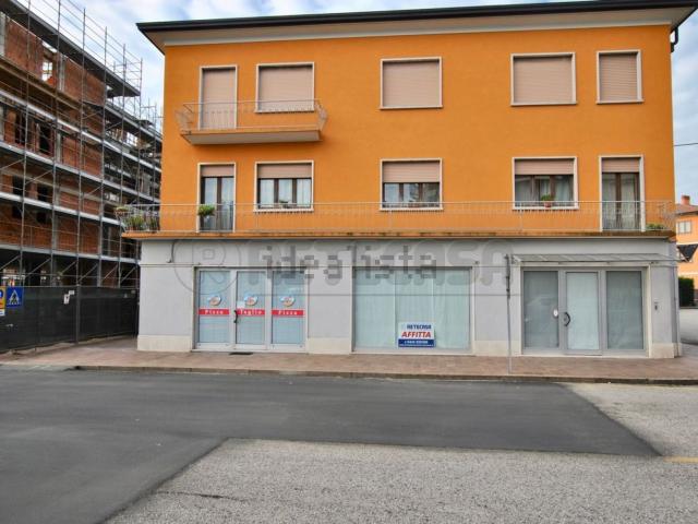 Locale Commerciale in affitto a Trissino, Veneto