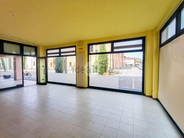 Locale Commerciale in affitto a Castel Rozzone, Lombardia