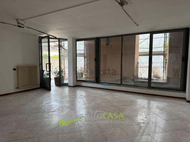 Locale Commerciale in affitto a Comunità della Vallagarina, Ala