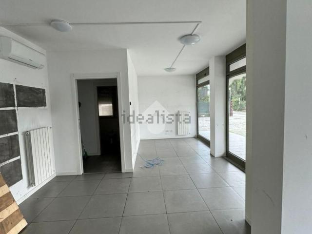 Locale Commerciale in affitto a Trescore Balneario, Lombardia