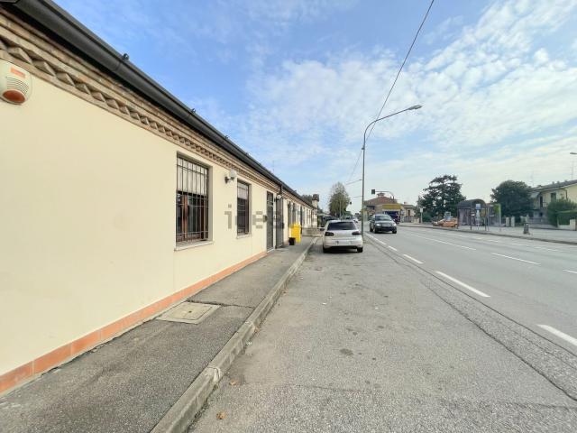 Locale Commerciale in affitto a Capriano Del Colle, Lombardia