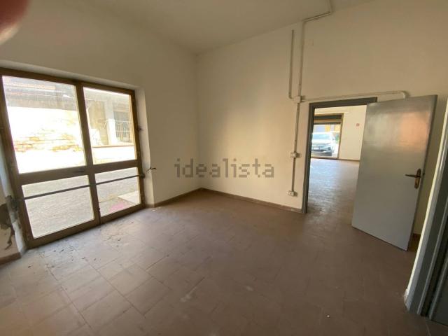 Locale Commerciale in affitto a Ponticelli, Santa Maria A Monte