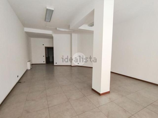 Locale Commerciale in affitto a Treviglio, Lombardia