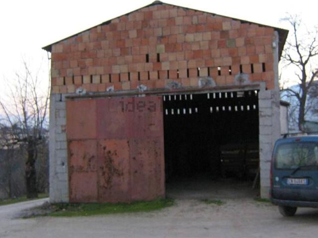Locale Commerciale in affitto a Marche, Macerata