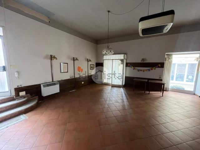 Locale Commerciale in affitto a Lonato, Lombardia