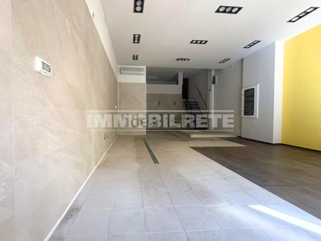 Locale Commerciale in affitto a Puglia, Bari