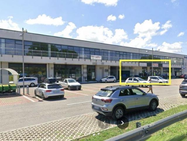 Locale Commerciale in affitto a Zona Industriale Sambucheto, Marche