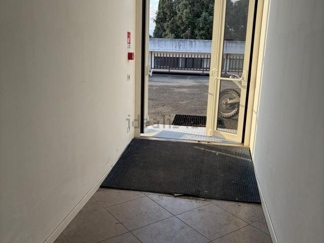 Locale Commerciale in affitto a Olmo, Sarzana