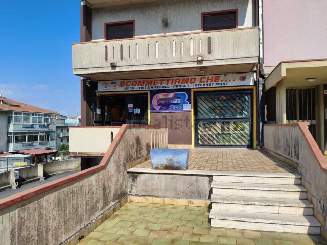 Locale Commerciale in affitto a Gravina Di Catania, Sicilia