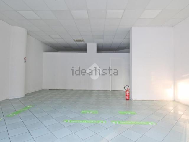 Locale Commerciale in affitto a Villa Costantina, Marche