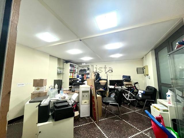 Locale Commerciale in affitto a Medio Ponente, Serra Riccò