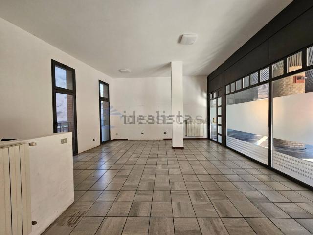 Locale Commerciale in affitto a Zona Omogenea Milano Nord, Paderno Dugnano