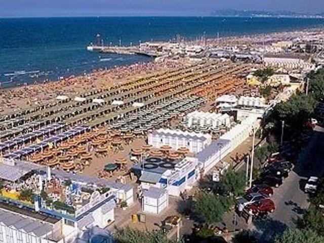 Locale Commerciale in affitto a Riccione, Reggio Emilia