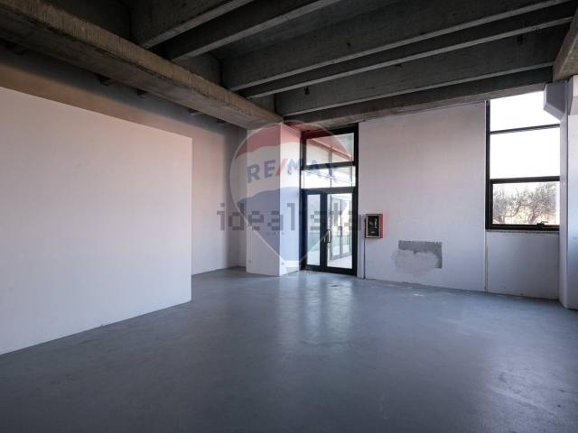 Locale Commerciale in affitto a Boltiere, Lombardia
