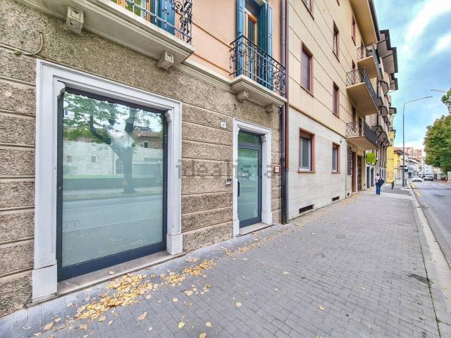 Locale Commerciale in affitto a Borgo Grazzano, Reana Del Roiale