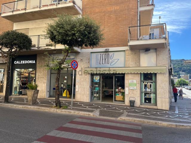 Locale Commerciale in affitto a Serapo, Gaeta
