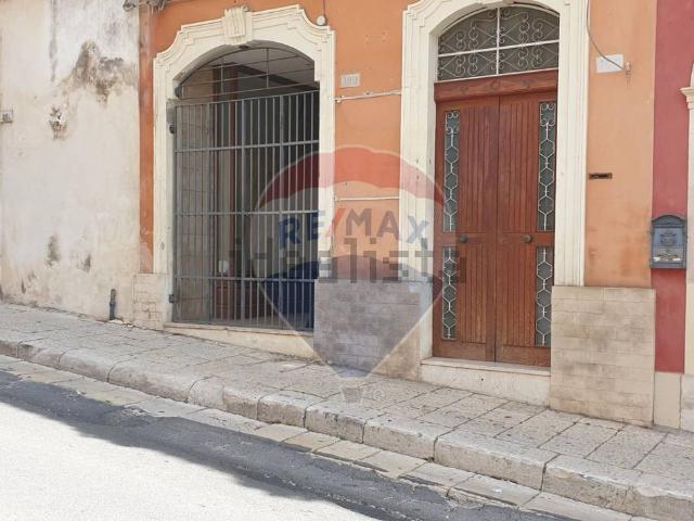 Locale Commerciale in affitto a Ragusa, Cappuccini