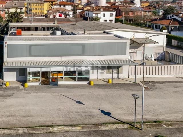 Locale Commerciale in affitto a Lodi Vecchio, Lombardia